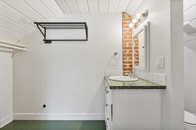 Building Photo - Inviting, remodeled 3-bdr/1.5-bath in Division/Hawthorne duplex—Privacy, A/C, parking, & storage