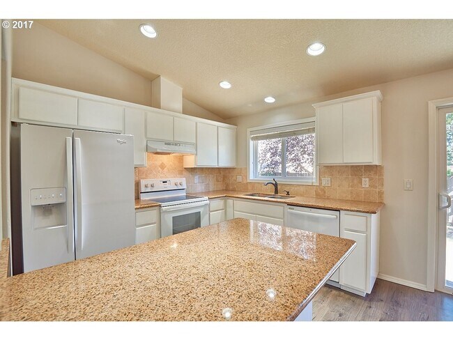 Building Photo - Lovely 3 Bed, 2 Bath Home in Dundee- Walking Distance to New Elementary School!