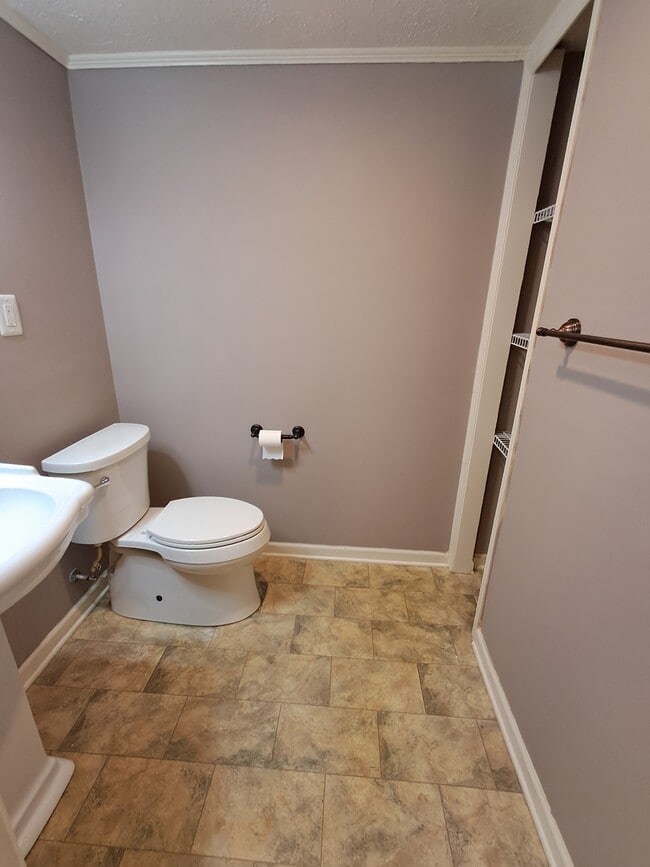 Building Photo - 114 Tomahawk Dr