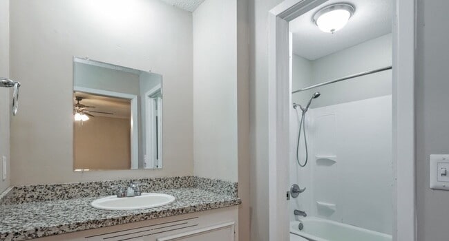 Building Photo - 17 Rotan Ct