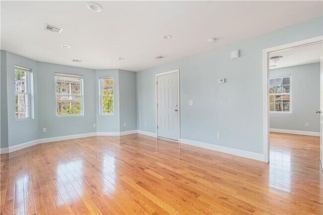 Building Photo - Charming 3-Bed, 1-Bath Providence Apartmen...