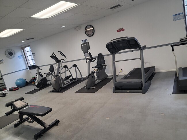 Building Photo - 3571 Inverrary Dr