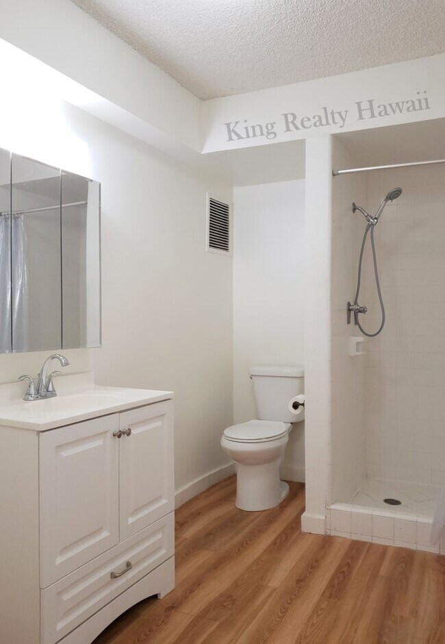 Building Photo - VERY CLEAN Studio / 1 bath w/full kitchen/...