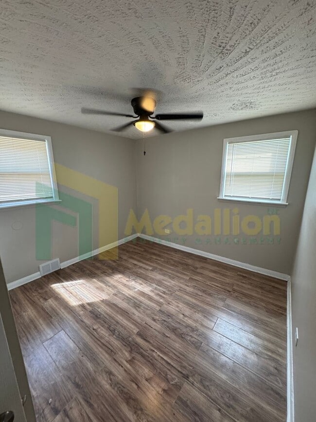 Building Photo - Beautifully Updated 3-Bed Home on a Quiet ...