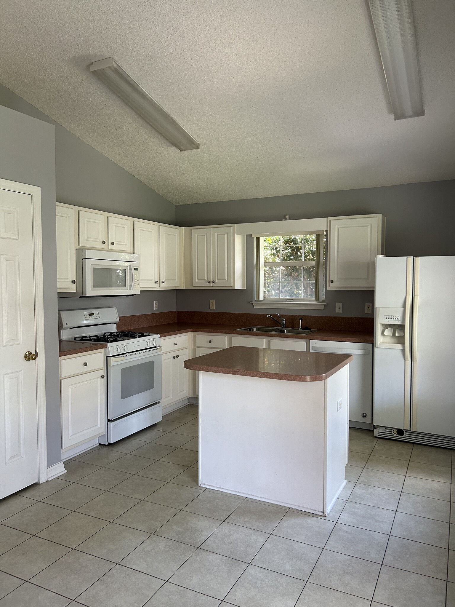 Building Photo - 4639 Sunsail Cir