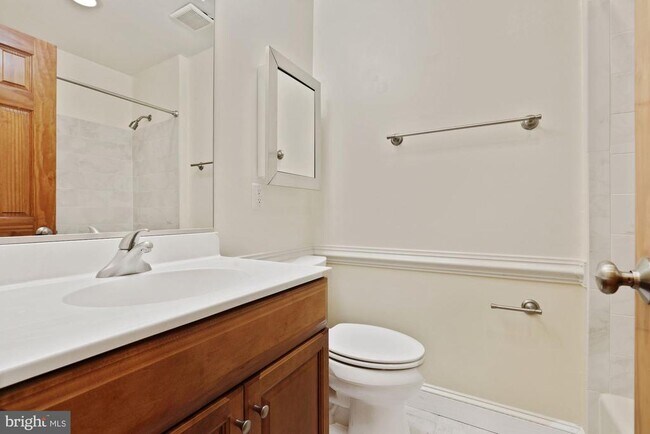 Building Photo - 2057 Golf Course Dr