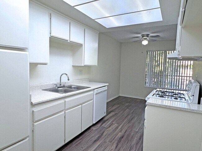 Building Photo - Unit 55 - RENT SPECIAL! 1 Bed 1 Bath Apartment Home in Anaheim, CA