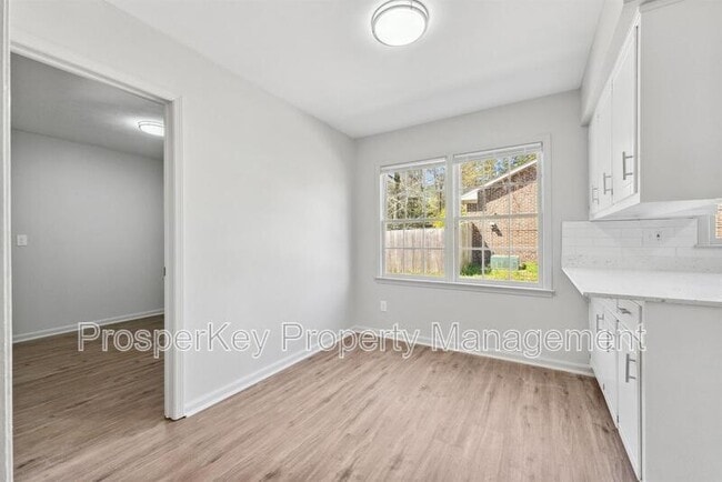 Building Photo - 4924 Roxbury Dr