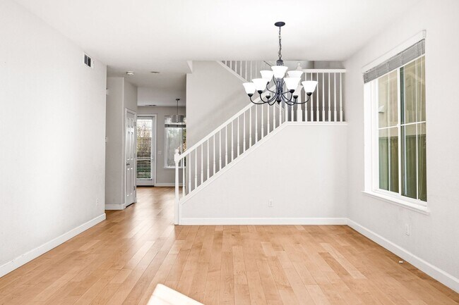 Building Photo - Beautiful single 4 Bed, 2.5 Bath Family Home in Quiet Neighborhood!