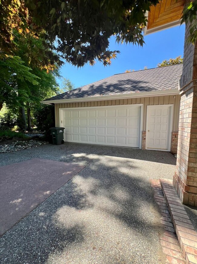 Building Photo - Beautiful 3-Bed 3-Bath home on Semiahmoo G...