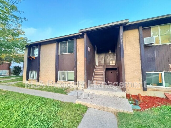 Building Photo - 2523 S Lakecrest Dr