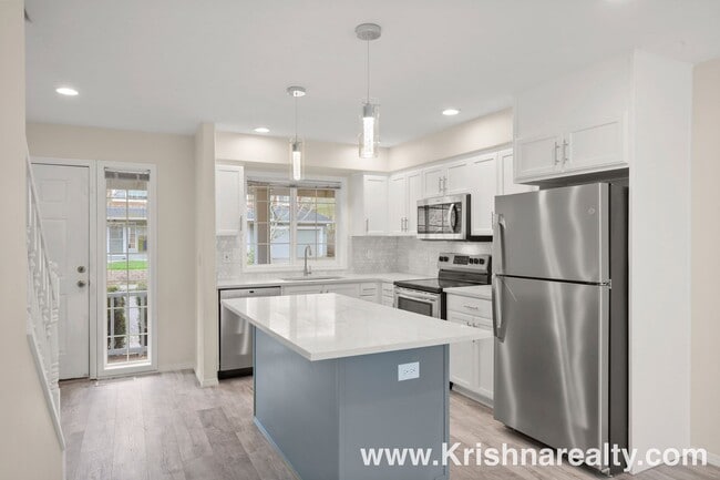 Building Photo - Charming 3 BD* 2.5 BA* Duplex **NEWLY RENOVATED** Located in Historic Orenco in the Elk Meadows C...