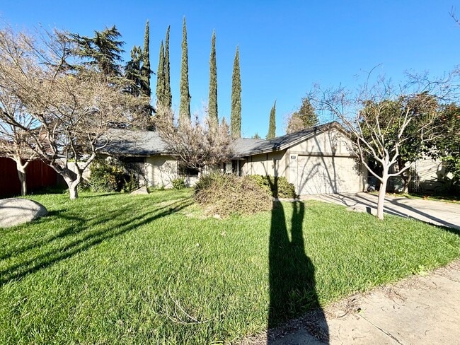 Building Photo - MERCED: $2100  3 Bedroom 2 bath single sto...