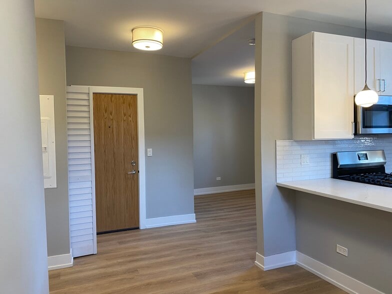 Building Photo - 3925 N Janssen Ave