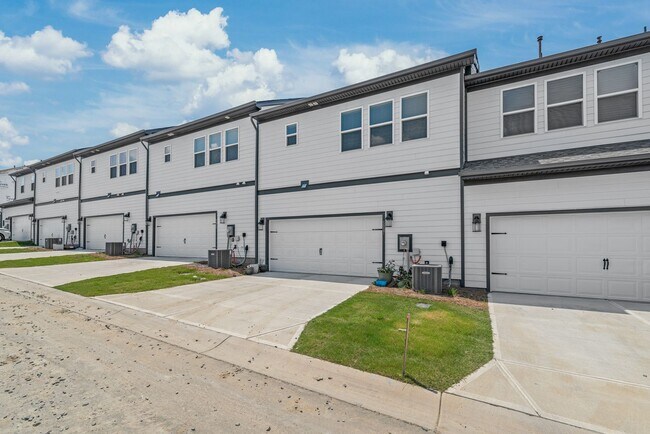 Building Photo - 5807 Clear Creek Ln