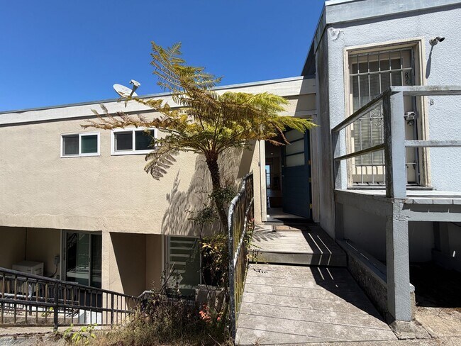 Building Photo - 32 Perego Terrace