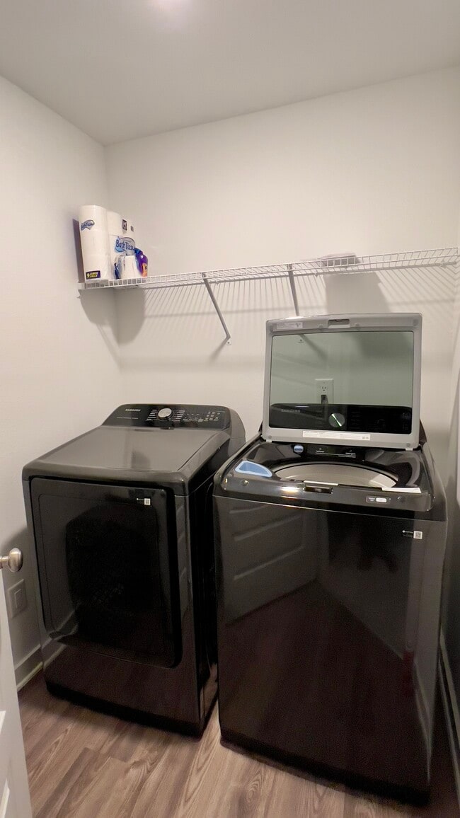 Building Photo - 395 N Gay Ave