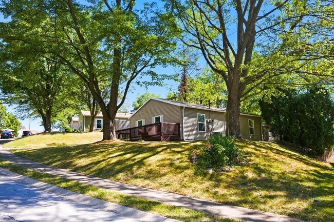 Building Photo - 455 Lakeview Dr
