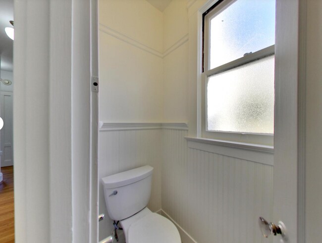 Building Photo - Expansive Top-Floor Richmond Flat | 2BD + Sunroom | Parking Included | Nearly 1,900 Sq. Ft.