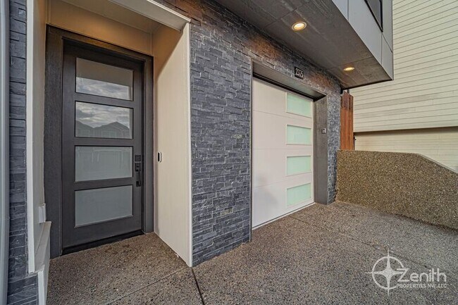 Building Photo - 2375 N R St