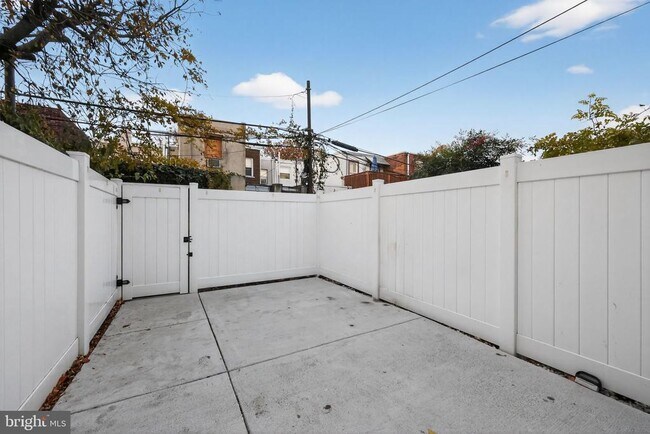 Building Photo - 3236 Mercer St