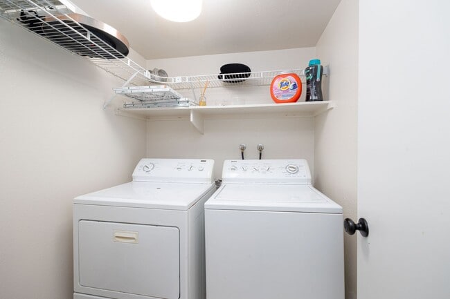 Building Photo - Gorgeous 2 Bedroom Townhouse in the Heart of Mira Mesa!