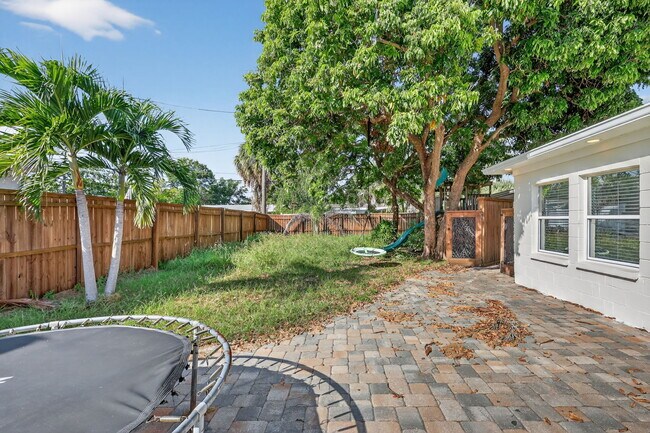 Building Photo - 541 40th Ave NE