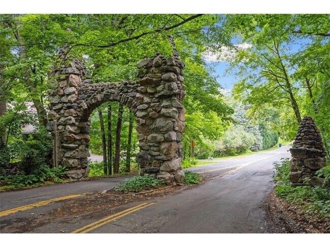 Building Photo - 3465 Deephaven Ave