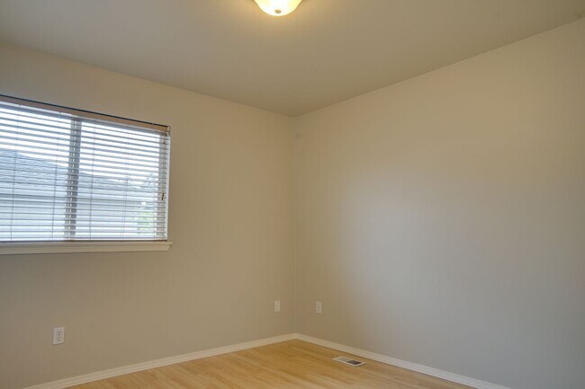 Building Photo - Price reduction-Lakeland Hills 2 Story