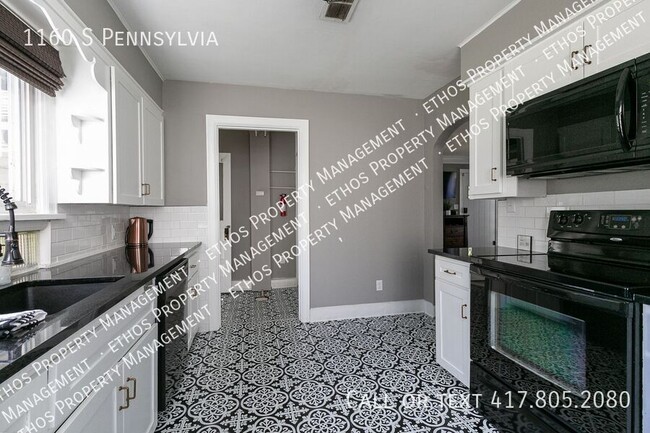 Building Photo - Beautifully Remodeled 3 Bedroom / 2 Bath M...