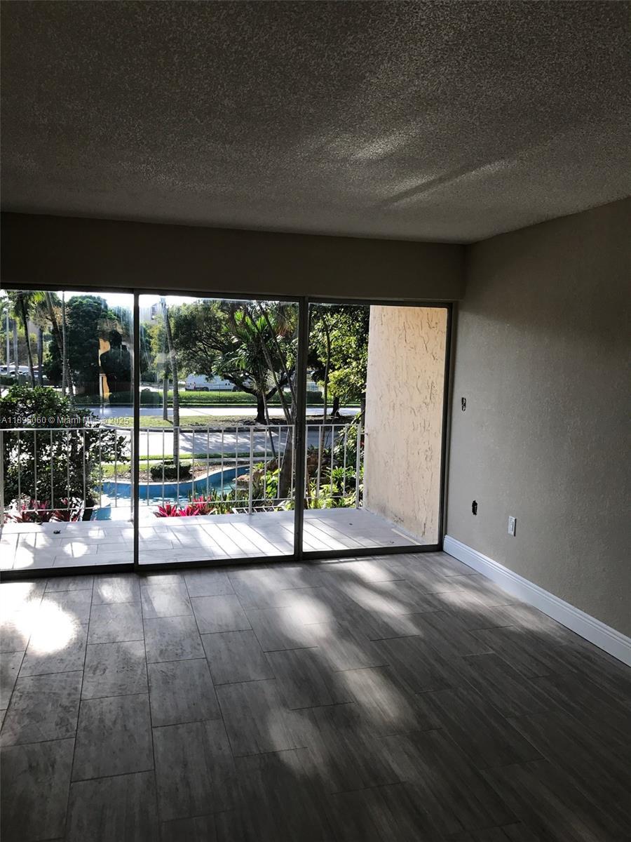 Building Photo - 9353 Fontainebleau Blvd