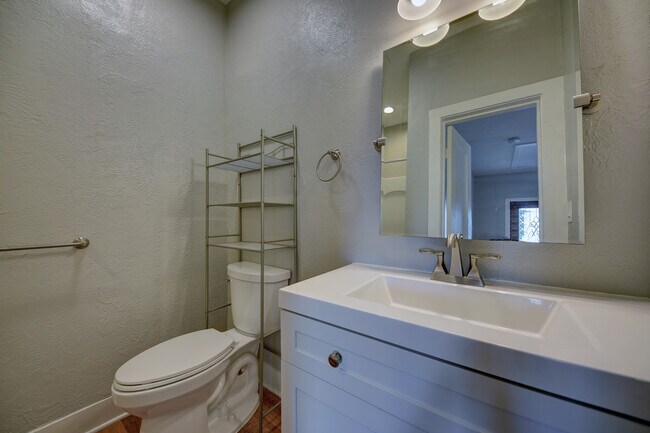 Building Photo - 909 W Main St