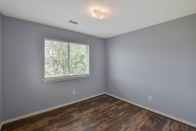 Building Photo - 855 Lake View Dr