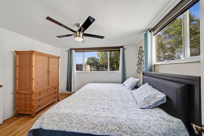 Building Photo - 361 S Hollybrook Dr