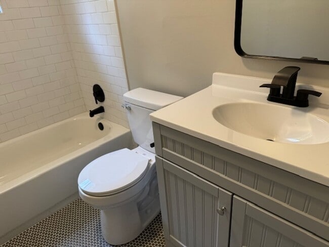 Building Photo - Newly Renovated Unit!