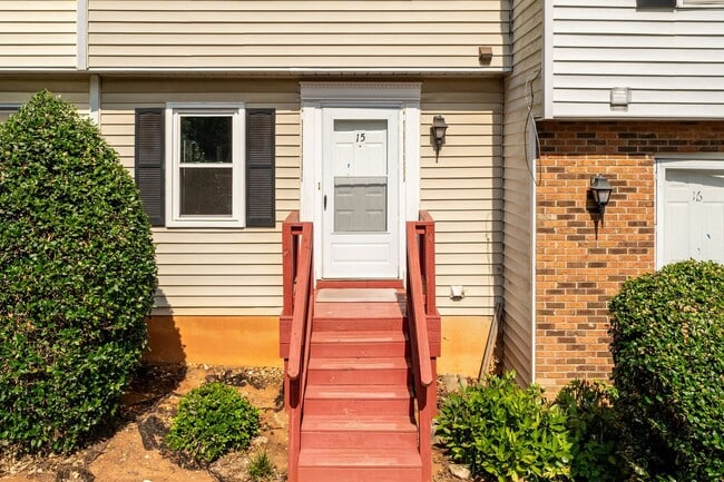 Building Photo - 3 Bedroom Townhouse Near Downtown Durham