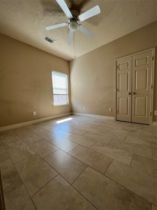 Building Photo - 27410 Tracy Ridge Ct