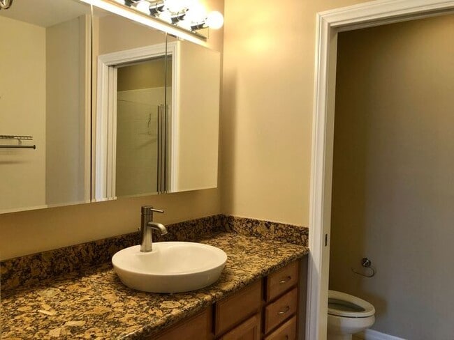 Building Photo - Sunny Top Floor 2BD/2BA Condo in Desirable...