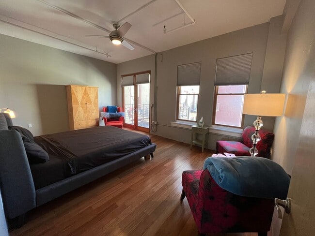 Building Photo - Eccentric 2 Bedroom 2.5 Bathroom Condo In ...