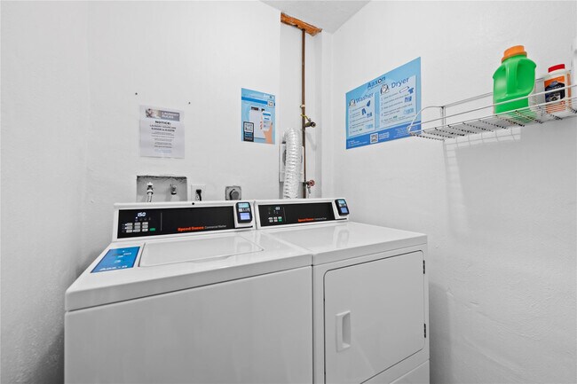 Building Photo - 1069 Hillsboro Mile