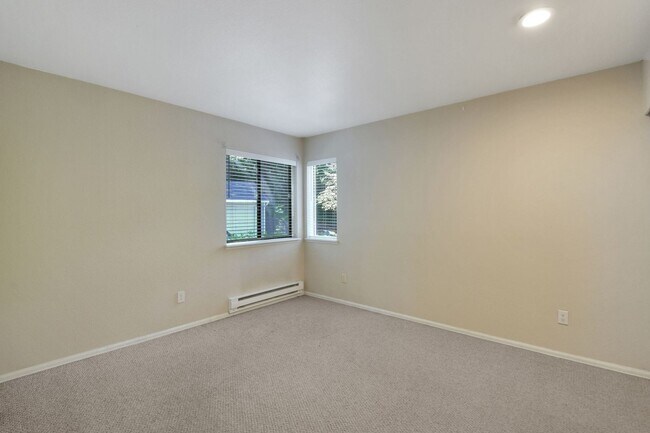 Building Photo - Your Sun-Drenched Redmond Retreat Awaits!