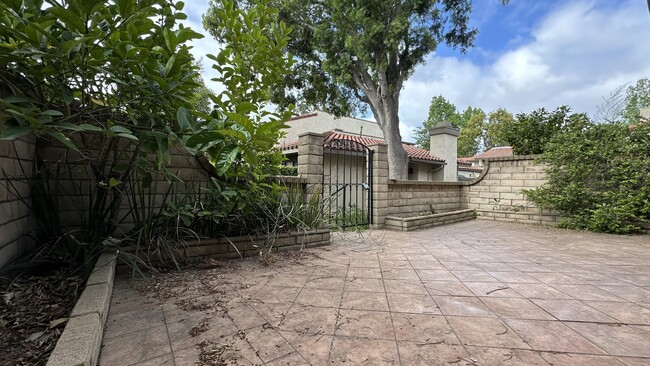 Building Photo - 9731 El Paseo Dr