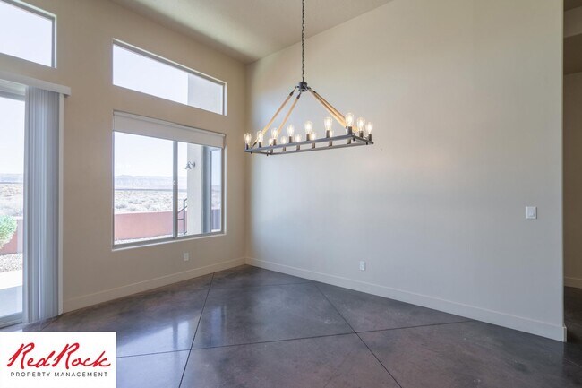 Building Photo - 4 Bedroom Luxury Home Near Sand Hollow