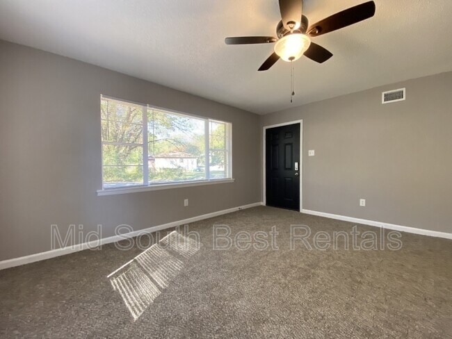 Building Photo - 6 Point O Woods Dr