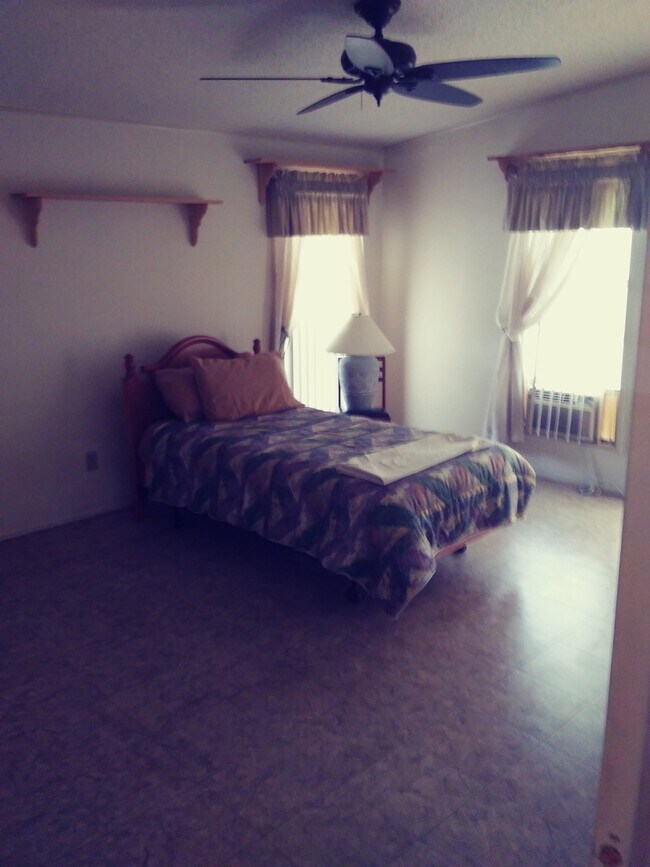 Building Photo - St. Cloud, 2 Bed, 2 Bath, 2 Bonus rooms, close to stores