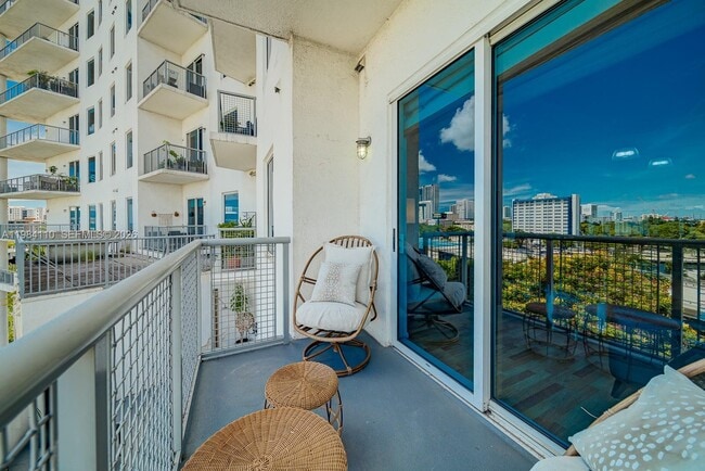 Building Photo - 10 SW South River Dr