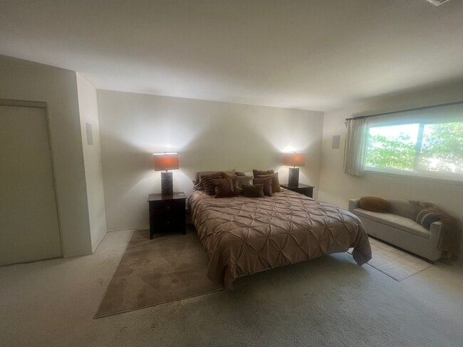 Building Photo - Scenic Hillside Living – Spacious 3 Bed, 2 Bath with Sweeping Views