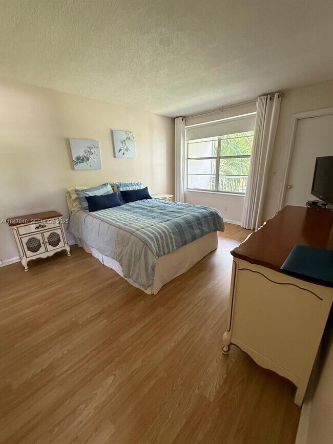 Building Photo - 4025 N Federal Hwy