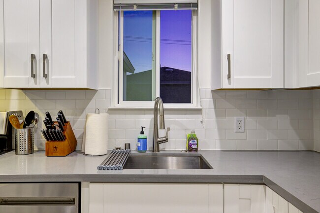 Building Photo - 675 3rd Ln