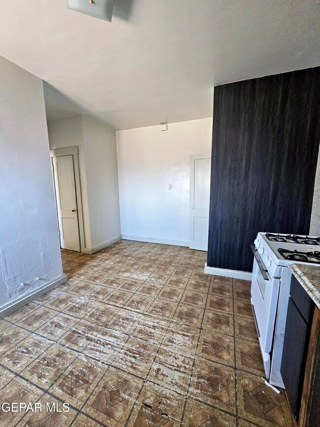 Building Photo - 2526 Yandell Dr